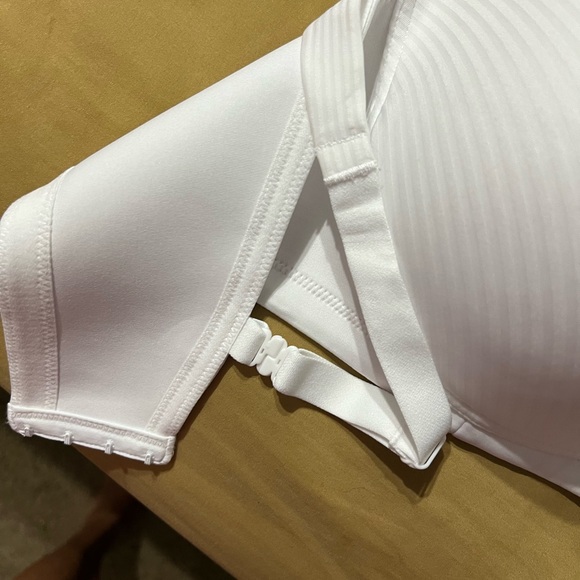 Radiant Vanity Fair Bra 2 ways straps. Size 40DD. New with tags - Picture 4 of 7